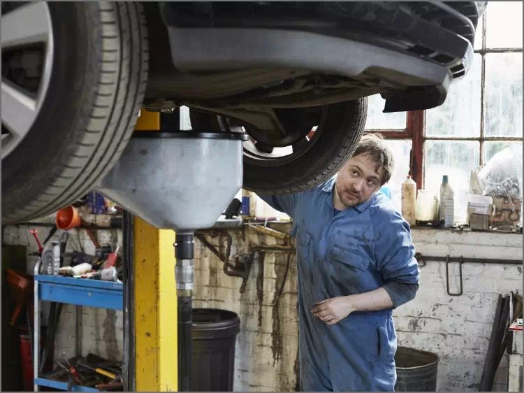 auto na podnośniku